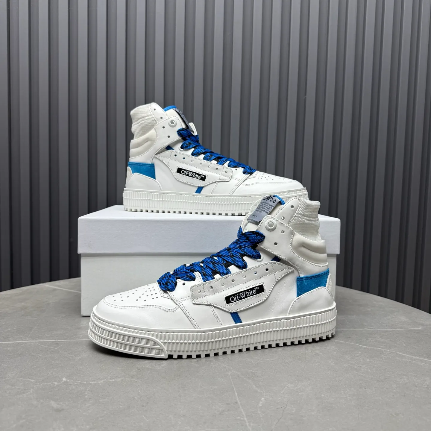 Men's shoes💰740 OFF WHITE ⚡️Couple style⚡️The latest spring style street casual shoes, released with the highest quality version on the market👊Series original mold opening, original lasting, production technology 1:1 original version➰🔜The best choice for more and more celebrities and Internet celebrities🔸In the classics Changes in the code🔸Innovate in the trend🔸Strive to break away from the shackles of bad street design🔝Although he is not the originator of fashion design, he is definitely a shining dark horse in avant-garde design🐴🆙Do not follow the trend🔅Not universal beauty🔅 Fabric💯First-layer cowhide Lining💯Imported skin-friendly and environmentally friendly polyester mesh Foot pads💯Original molded high-elastic environmentally friendly molding pads Midsole💯Made with original last-last technology Outsole💯Rubber outsole Packaging💯Official website synchronizes full set of packaging (brand wrapping paper, brand certificate, brand cloth bag) Code numbers 35-44, 45 46 Customized